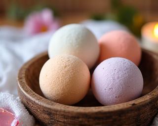 Handmade aromatic bath bombs for relaxation